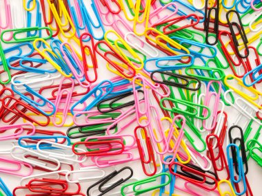 Beyaz arka plan üzerinde renkli ataş yığını