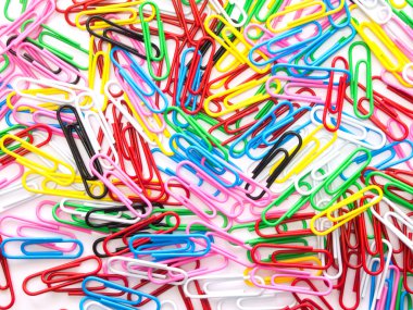 Beyaz arka plan üzerinde renkli ataş yığını