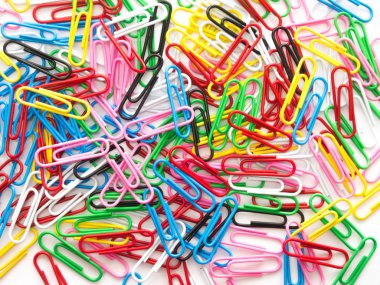 Beyaz arka plan üzerinde renkli ataş yığını