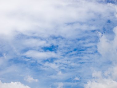 Beyaz bulutlu açık mavi gökyüzü