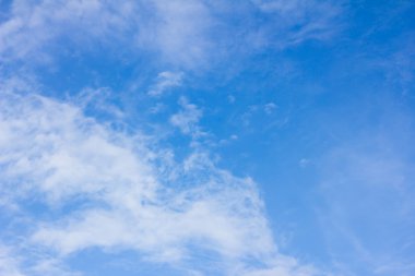 Beyaz bulutlu açık mavi gökyüzü