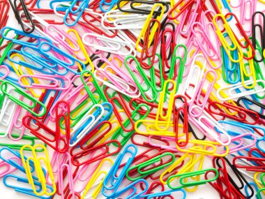 Beyaz arka plan üzerinde renkli ataş yığını