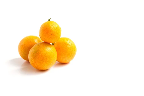 Πορτοκαλί Κουμκουάτ τοποθετούνται σε λευκό φόντο — Φωτογραφία Αρχείου