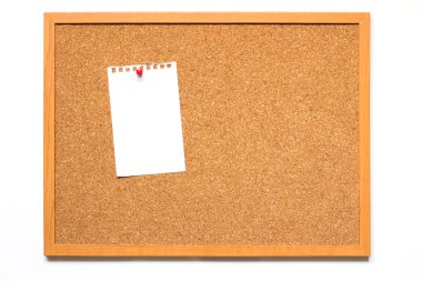 Corkboard beyaz zemin üzerine yerleştirilmiş kağıt ile