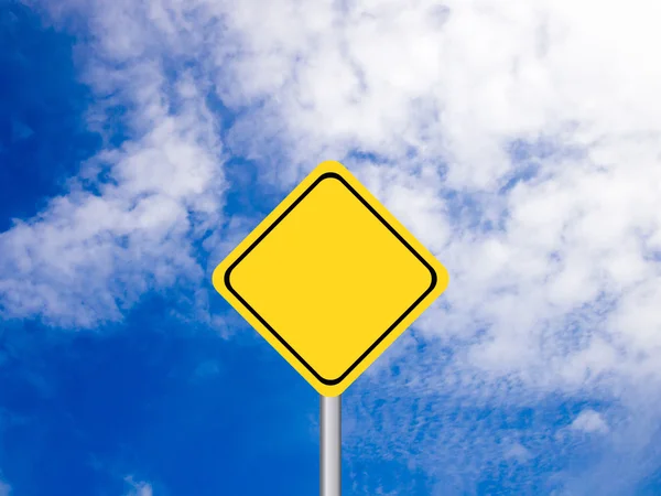 Üres sárga közlekedési jel a tiszta kék ég háttér fehér felhő — Stock Fotó