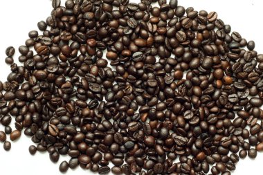 Beyaz zemin üzerine kavrulmuş kahve çekirdeği