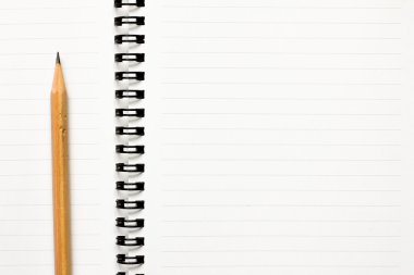 Ahşap kalem kağıt kitap arka plan üzerine yerleştirilen