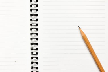 Ahşap kalem kağıt kitap arka plan üzerine yerleştirilen