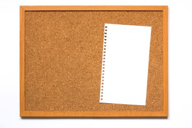 Corkboard beyaz zemin üzerine yerleştirilmiş kağıt ile