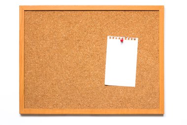 Corkboard beyaz zemin üzerine yerleştirilmiş kağıt ile