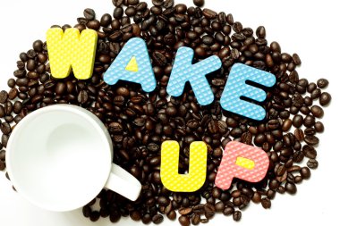 Kavrulmuş kahverengi kahve çekirdeği ve ifadeler ile beyaz bardakta uyan 