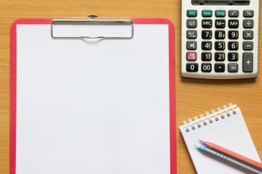 Kırmızı dosya, kalem, kalem, hesap makinesi ve kağıt not kağıdı