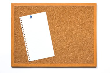 Corkboard beyaz zemin üzerine yerleştirilmiş kağıt ile