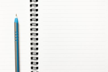 Mavi Kalem kağıt kitap arka plan üzerine yerleştirilen