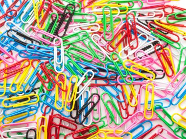 Beyaz arka plan üzerinde renkli ataş yığını