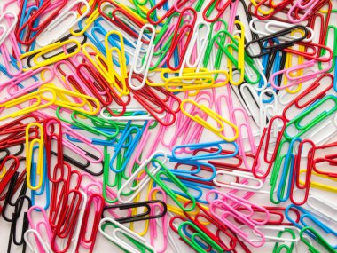 Beyaz arka plan üzerinde renkli ataş yığını