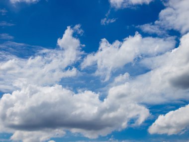 Beyaz bulutlu açık mavi gökyüzü