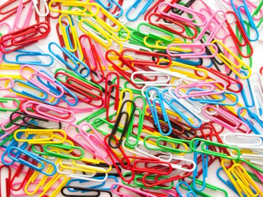 Beyaz arka plan üzerinde renkli ataş yığını