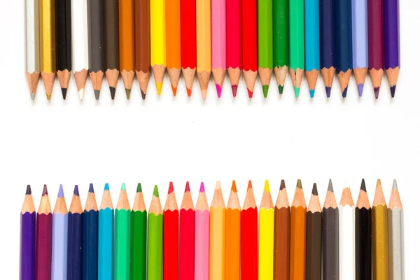 白い背景の上の色鉛筆の行 — ストック写真