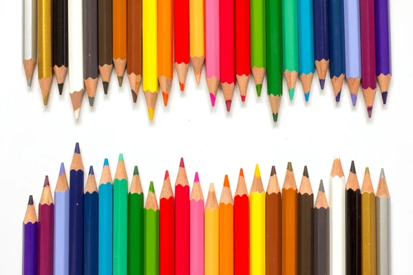 Řada barevné tužky na bílém pozadí — Stock fotografie