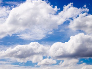 Beyaz bulutlu açık mavi gökyüzü