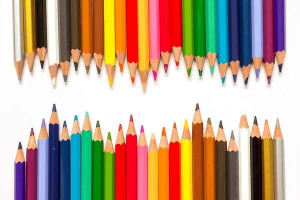 白い背景の上の色鉛筆の行 — ストック写真