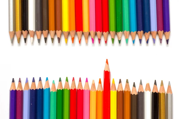 흰색 바탕에 색 연필의 행 — 스톡 사진