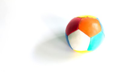 Çocuk oyuncak top için beyaz arka plan üzerinde bebek beceri geliştirmek