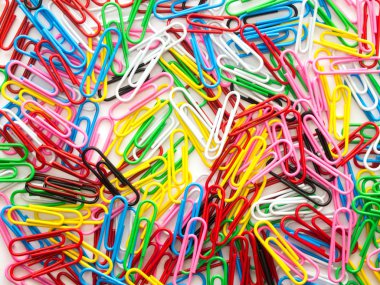 Beyaz arka plan üzerinde renkli ataş yığını