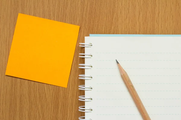 オレンジ ノートの用紙、鉛筆、木製テーブルの上本 — ストック写真