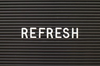 Kelime yenileme arka planında beyaz alfabesi olan siyah renkli keçeli harf tahtası