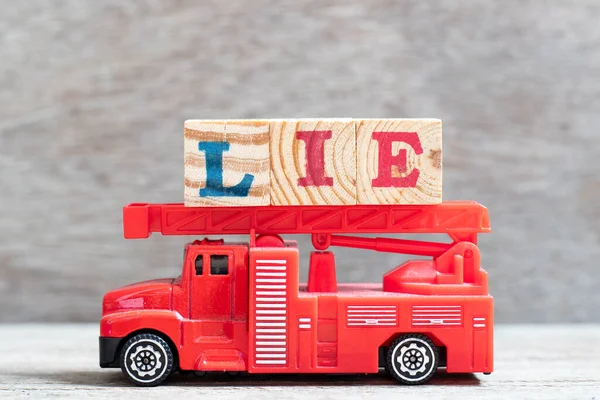 Κόκκινο Φορτηγό Φωτιά Κρατήσει Μπλοκ Γράμμα Στη Λέξη Βρίσκονται Φόντο — Φωτογραφία Αρχείου