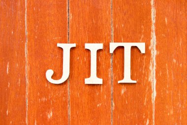 Eski kırmızı ahşap arka planda JIT (tam zamanında kısaltması) kelimesindeki alfabe harfi