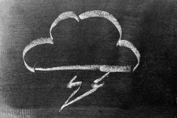 Kara Tahta Arka Planında Gök Gürültüsü Şeklinde Bulutlu Beyaz Tebeşirli — Stok fotoğraf