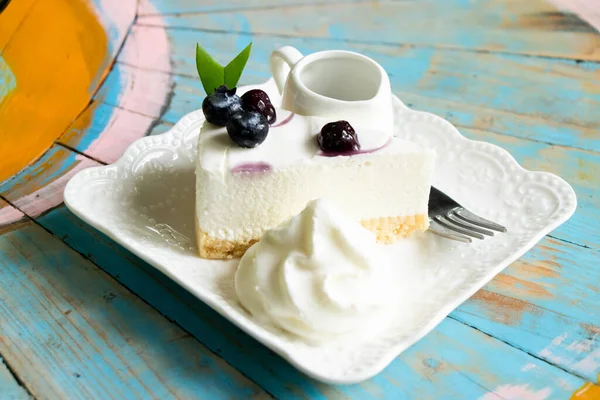 Blaubeerkuchen Schlagsahne Und Dip Sauce Mit Weißem Teller Auf Hölzernem — Stockfoto