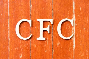 Kelime CFC ile alfabe harfi (kloroflüorokarbonun kısaltması) eski kırmızı tahta arka plan üzerinde