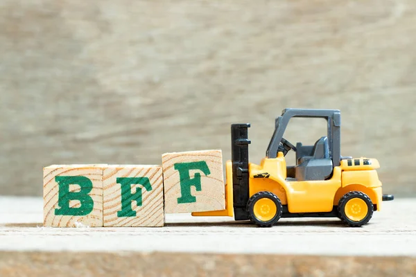 Toy Forklift Hold Letter Block Complete Word Bff Συντομογραφία Του — Φωτογραφία Αρχείου
