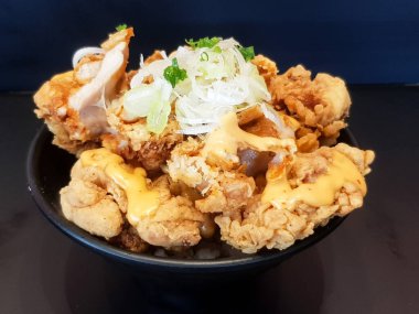 Kızarmış tavuk ve mayonez sosu ve pilav.