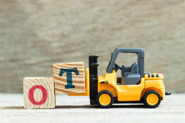 Toy forklift harf bloğu T 'yi ahşap arkaplan üzerinde 