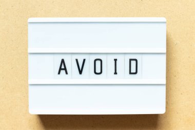 Sözcüklerle aydınlatma kutusu ahşap arka planda uzak dur