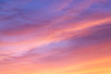 Gün batımından sonra bulutlu güzel bir açık gökyüzü.