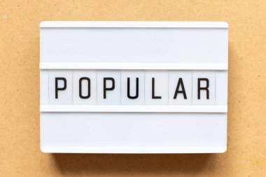 Ahşap arka planda popüler sözcüklerle aydınlatma kutusu