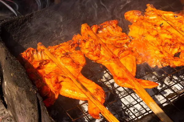 Frango Grelhado Com Espeto Cozido Carvão Fundo Churrasco Fogão — Fotografia de Stock