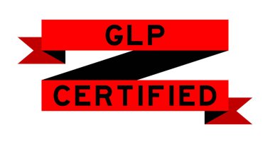 Beyaz arkaplanda GLP (İyi Laboratuar Uygulaması) sözcüğüyle birlikte klasik kırmızı renk kurdele pankartı