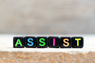 Tahta arka planda kelime destekli siyah boncuk.