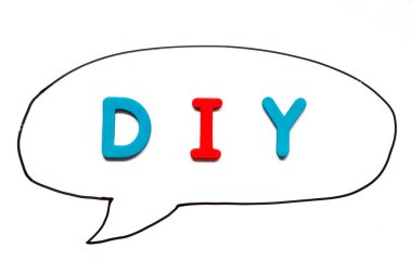 Beyaz tahta arka planında balon konuşması olarak siyah çizgi çizerek kelime ile alfabe harfi (kendin yap kısaltması)