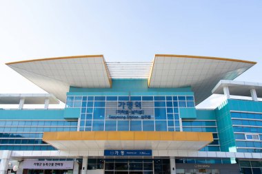 Seul, Güney Kore - 24 Ekim 2019 Gapyeong istasyonunun ön tarafı mavi gökyüzü geçmişiyle. Gapyeong istasyonu Nami adasına en yakın istasyon.