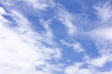 Beyaz bulutlu açık mavi gökyüzü