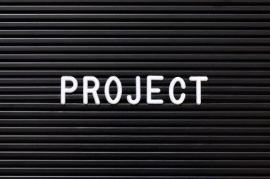 Kelime projesindeki beyaz alfabe siyah renk keçeli harf tahtası arkaplanı