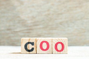 Tahta zemin üzerinde KOO harfiyle alfabe harfi bloğu (Kısaltma Şefi Operasyon Subayı)